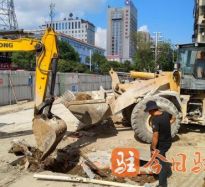 弄完骚逼免费视频高温下的坚守｜道路建设者用汗水铺就畅通路